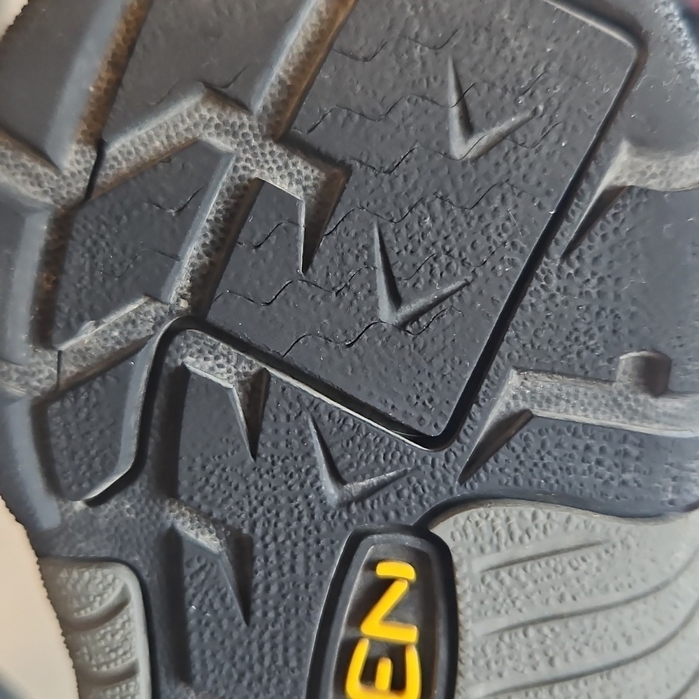 Keens Black And Grey Youth Sandals - Picture 12 of 14
